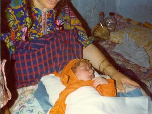 nourrisson en costume traditionnel, sur les genoux de sa mère, avant sa circoncision, Djerba